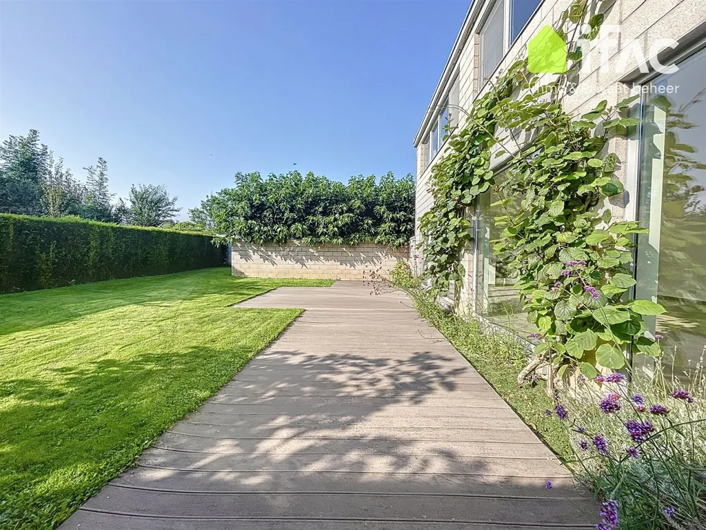Garden - Modern Villa with South-Facing Garden in 5a87ca