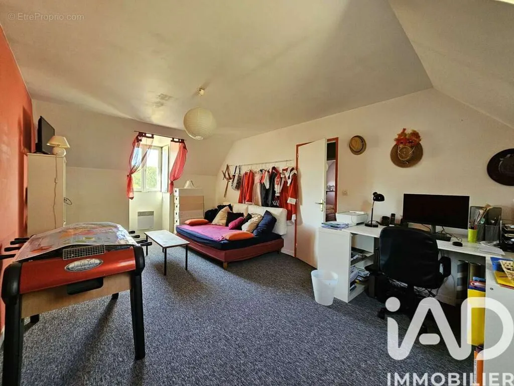 6-toaline maja asukohas Houx