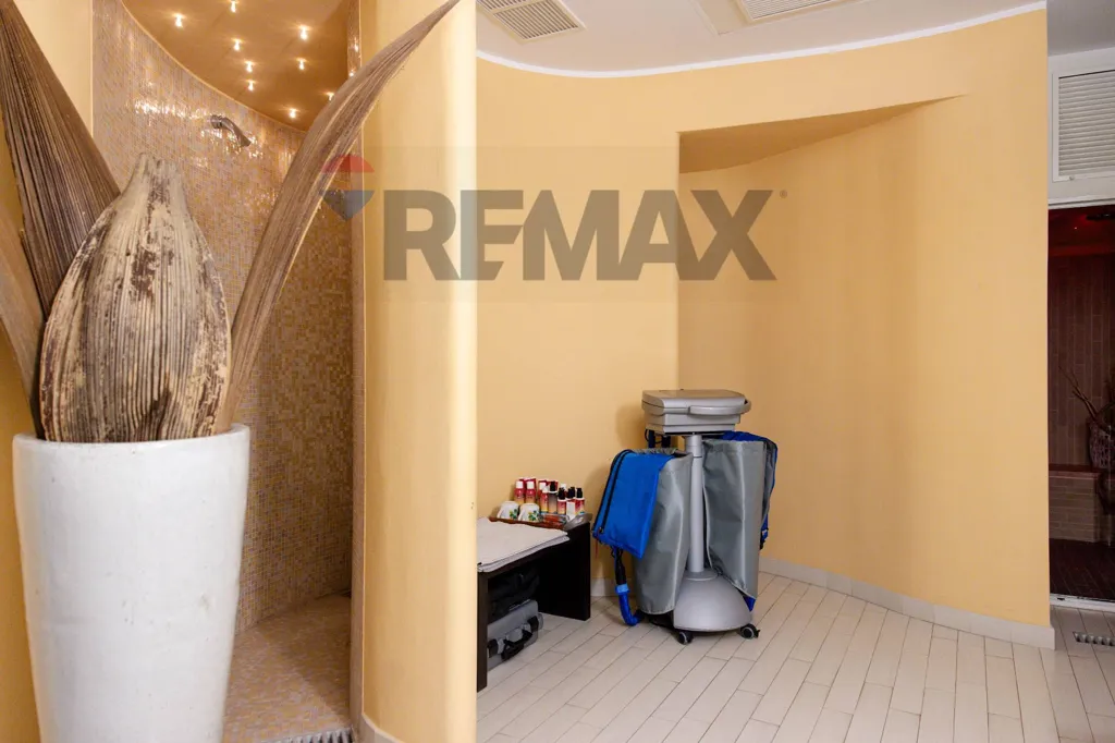 Salles de bain - Commercial Space with Parking in Concorezzo