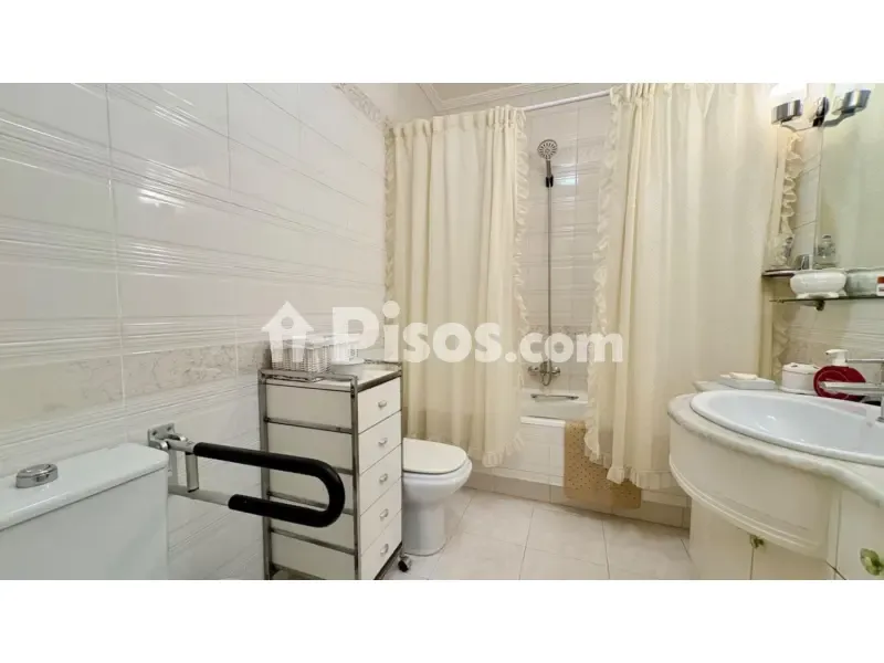 Bathrooms - Spacious Apartment with Balcony in Calle Asunción