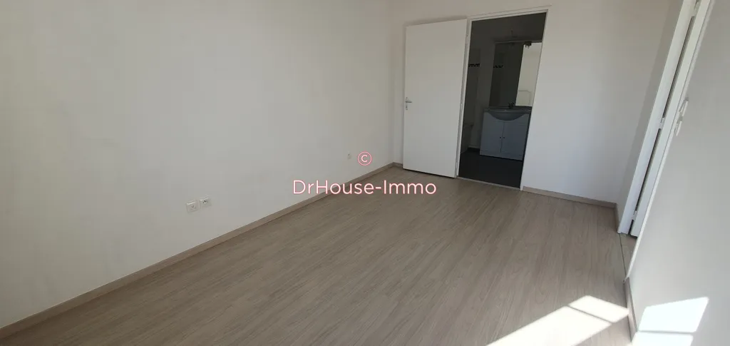 Toad - 2-Bed Apartment with Parking in Persan