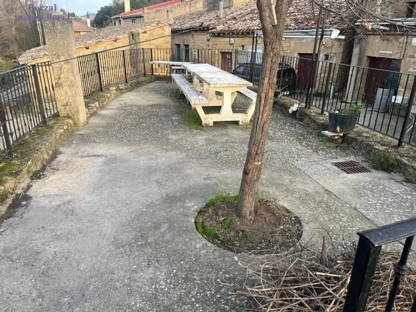 Jardin - Bodega with Bar and Restaurant in Baños de Ebro