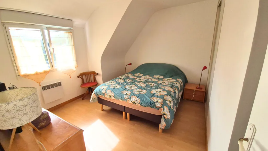 Chambres - Maison avec terrasse en bois à Saint-Yvi