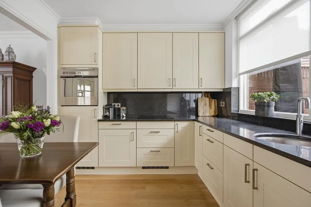 Cuisine - Two-Storey House with Garden in Made