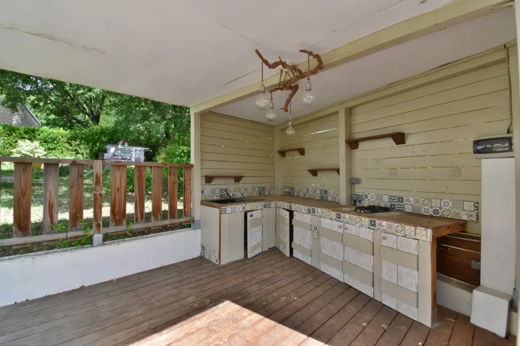 Terrace - Renovated House with Pool in Château Arnaux