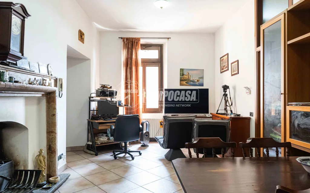 Sala da pranzo - Bright Trilocale with Loggia in Bosisio Parini