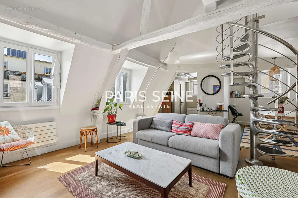Soggiorno - Duplex with Cathedral Ceiling in Paris VII