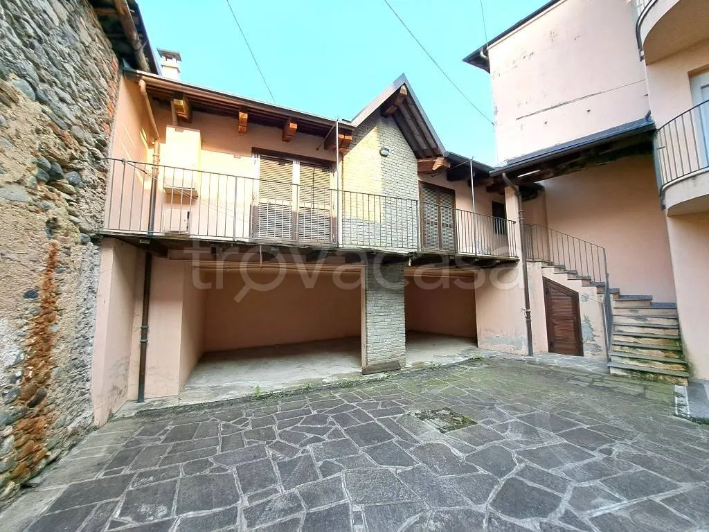 Garden - Two-Level House with Balcony in Paesana