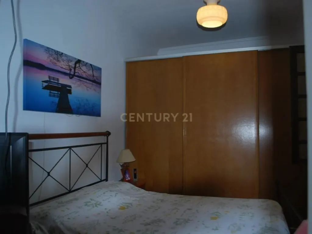 Magamistoad - Semi-Detached House with Good Light in Almada