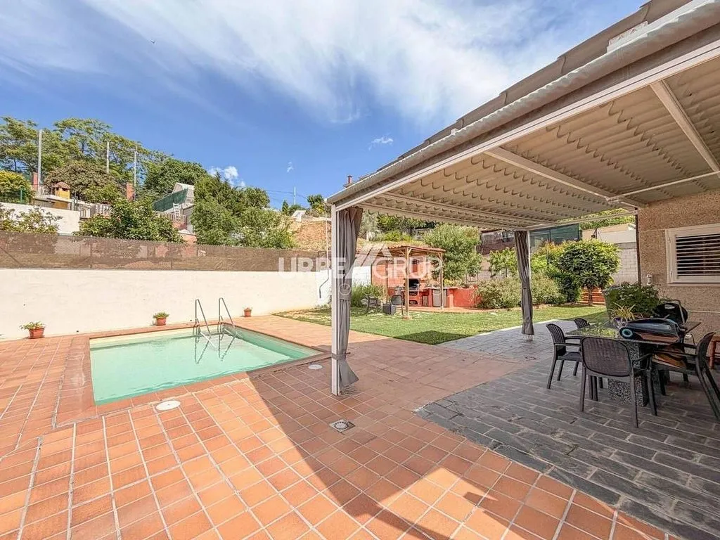 Piscine - Luxury House with Pool in Castellbisbal