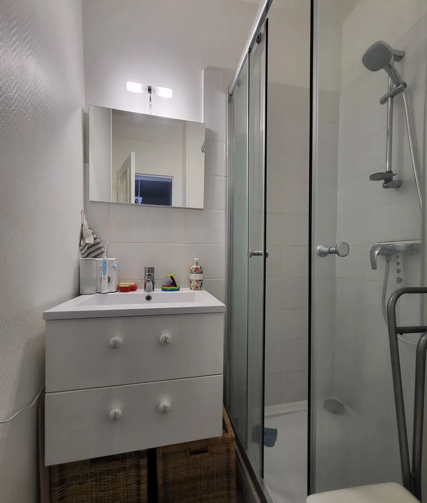 Bathrooms - 3-Piece Flat with View in Rueil-Malmaison