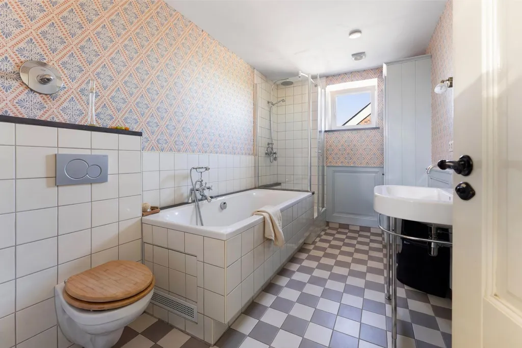 Salles de bain - Historic Villa with Extensive Garden in Noorbeek