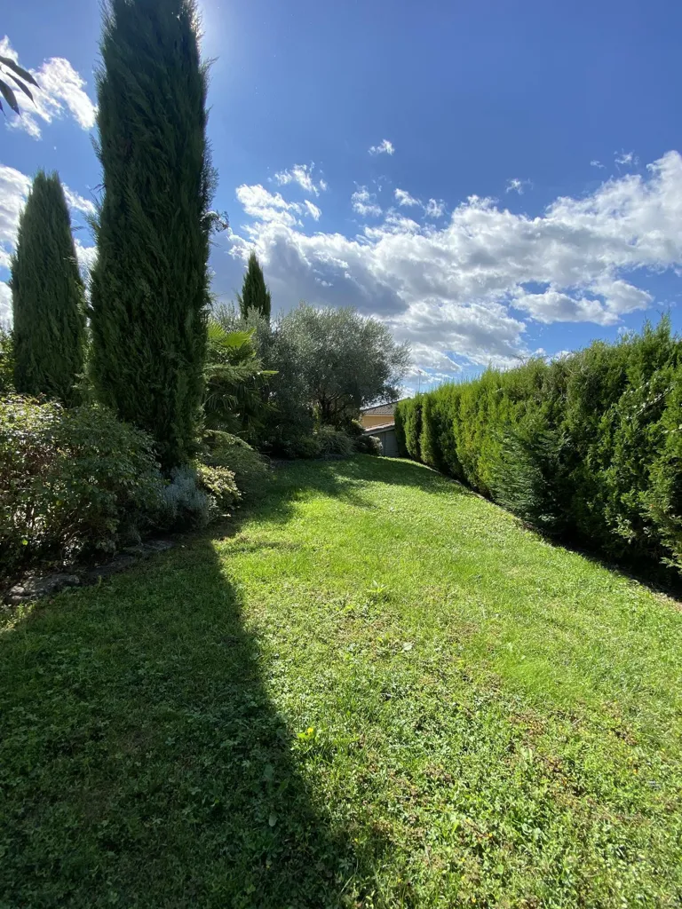 Garden - Villa with Pool near Villefranche-sur-Saône