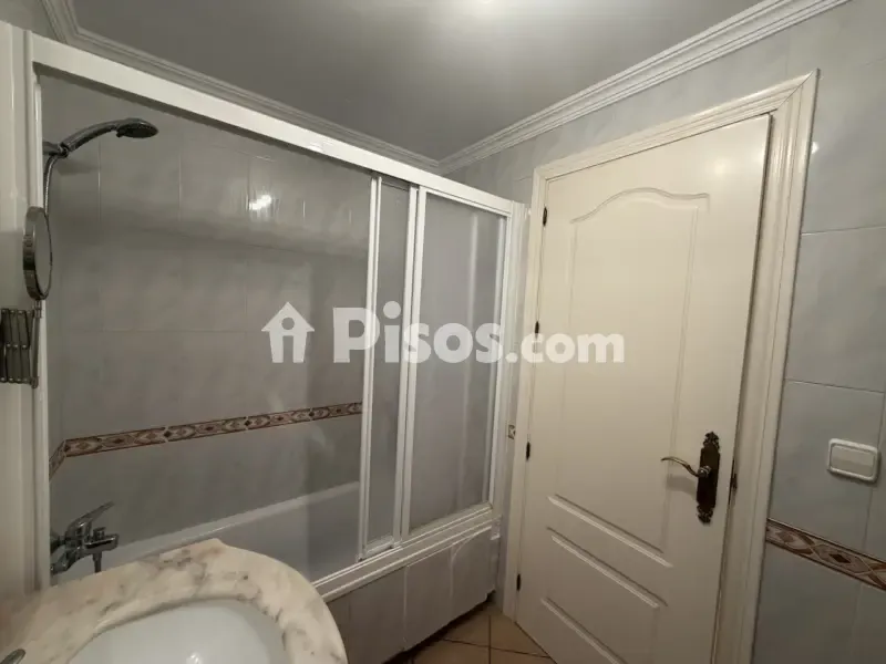 Bathrooms - Spacious Central Flat with Balcony in Calle de la Acequia