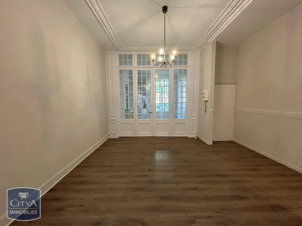 Toad - 2-Bedroom Apartment with Patio in Lille