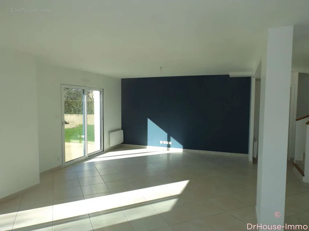 Living Room - Modern House with Garden near Berric Centre