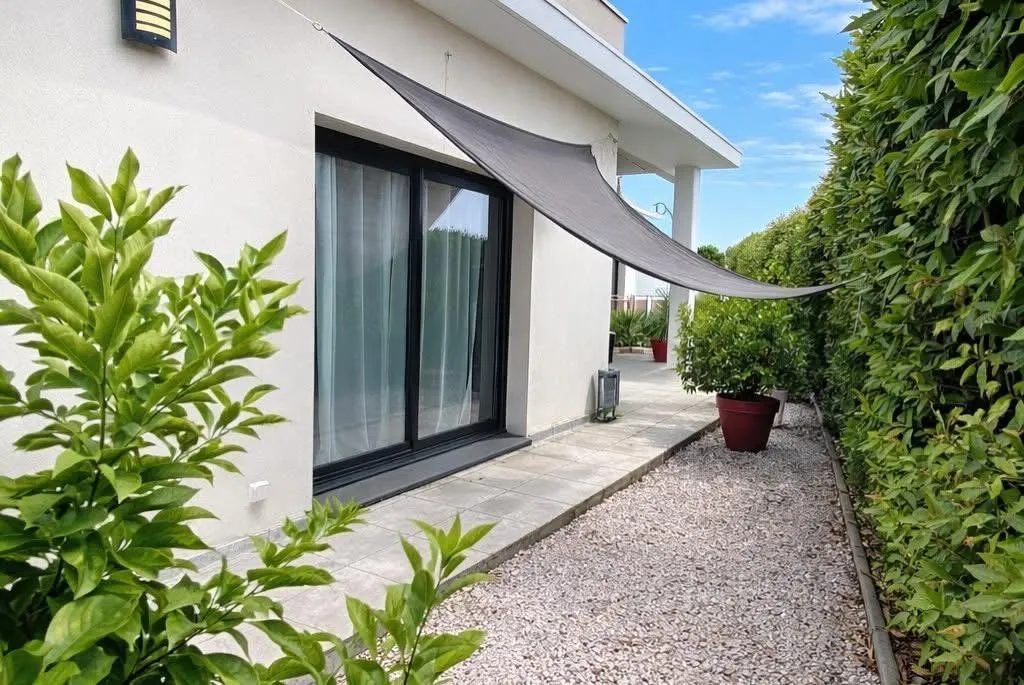 Terrass - Contemporary House with Pool in Sauvian