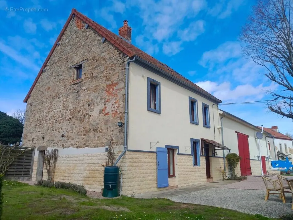 Välivaade - Converted Barn House with Guest Accommodation in Marcillat-En-Combraille