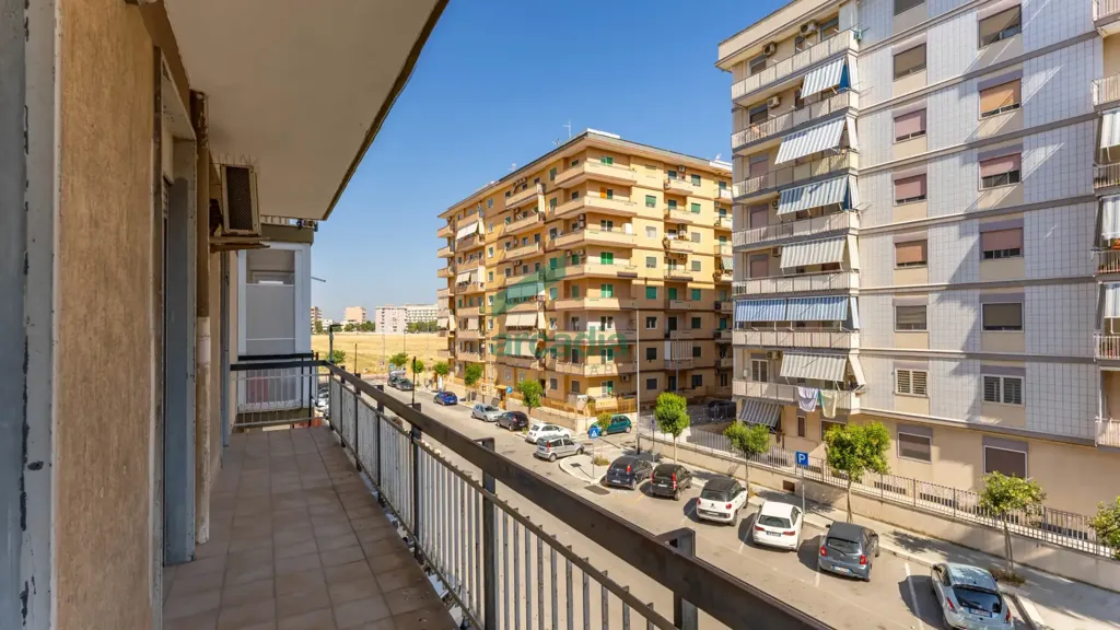 Balcon - 4-Bedroom Apartment with Balcony in Bari