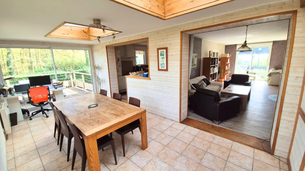 Salle à manger - Maison avec terrasse en bois à Saint-Yvi