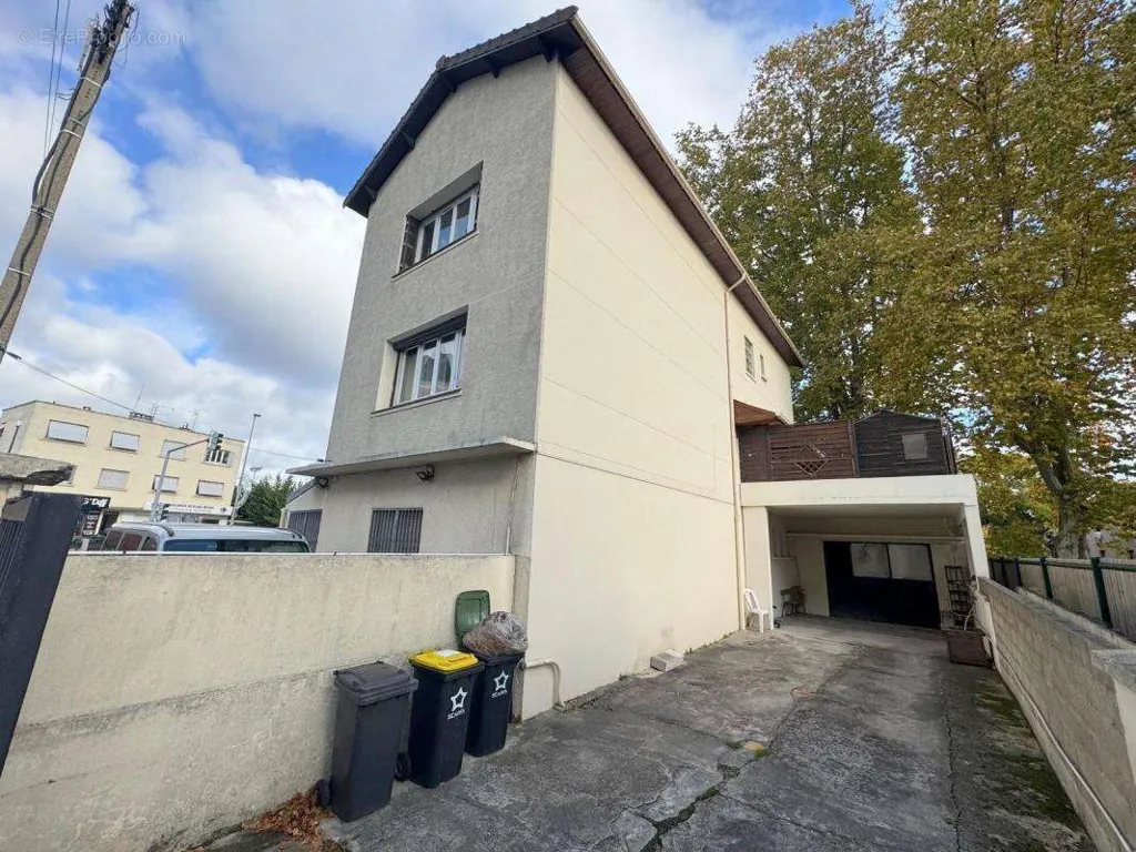 Extérieur - Immeuble avec Terrasse et Parking au Blanc-Mesnil