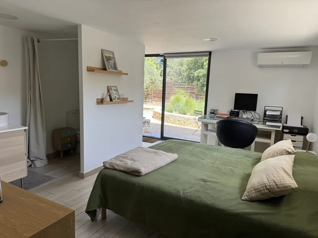 Chambres - Maison Rénovée avec Piscine dans un Environnement Calme