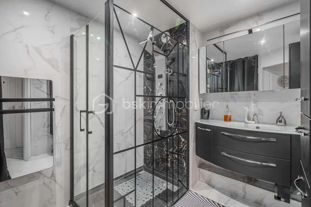 Salles de bain - Appartement Rénové avec Balcon et Vue Dégagée en Centre-Ville