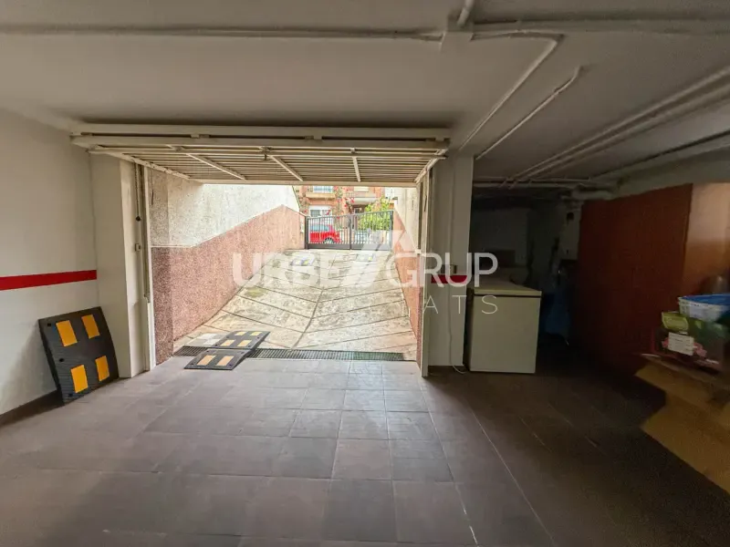 Garaaž - Detached Corner House with Multiple Terraces in Martorell