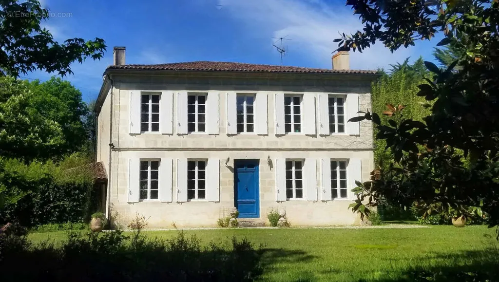 Esterno - Charm House with Pool in St Symphorien