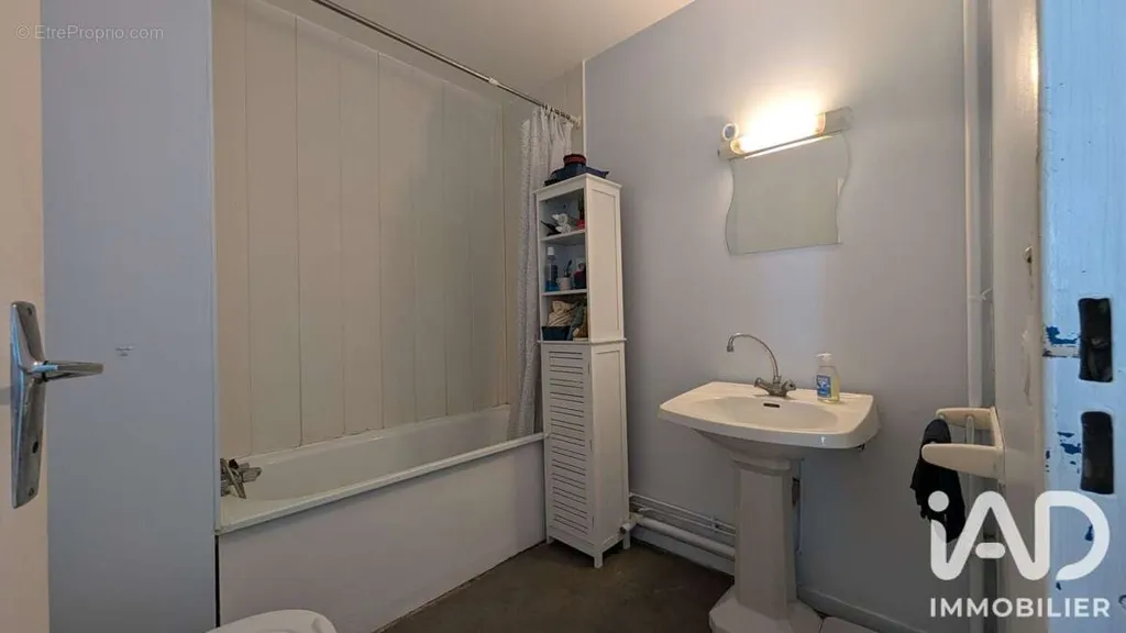 Bathrooms - T2 Apartment with Balcony in Cergy