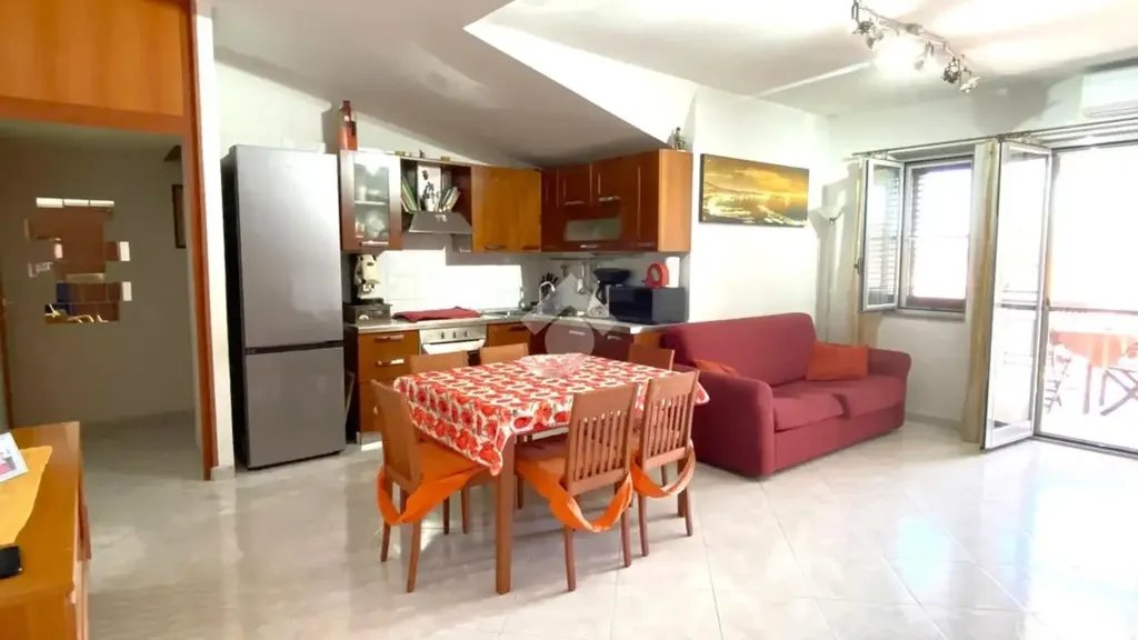 Sala da pranzo - Appartamento con terrazzo in parco ad Acerra
