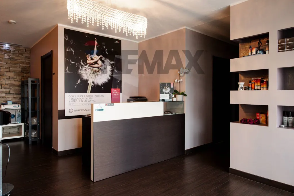 Pièces - Commercial Space with Parking in Concorezzo