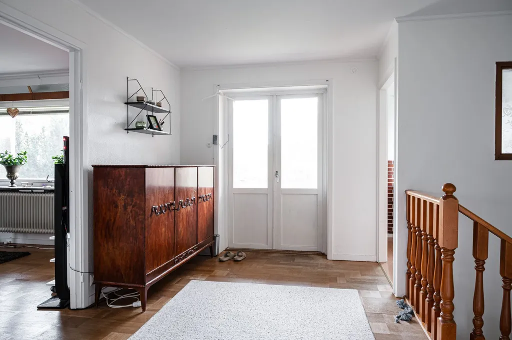 Entrée - Multi-Unit Property with Parking in Herrljunga