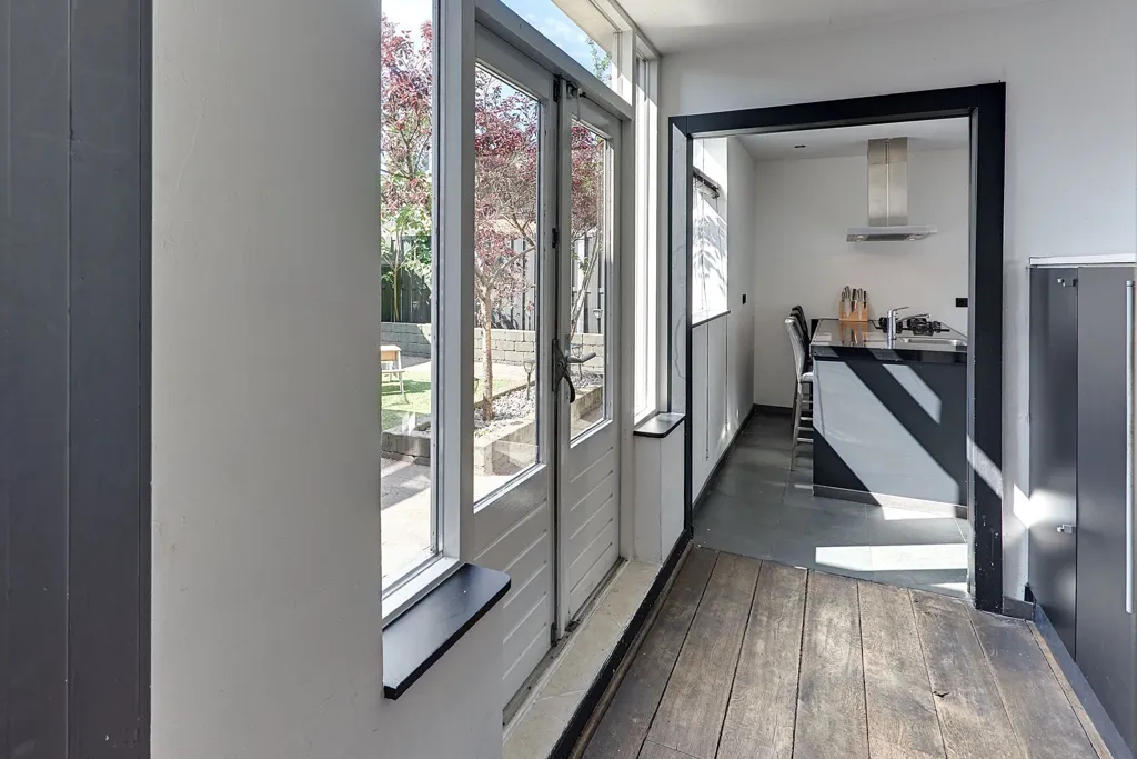 Entrée - End-Terrace House with Multifunctional Annex in Tweelingstad