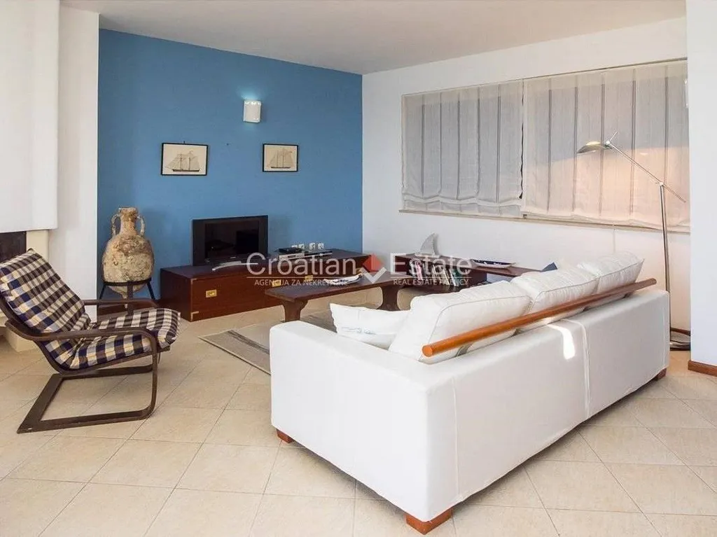 Séjour - Beachfront House with Pools in Postira