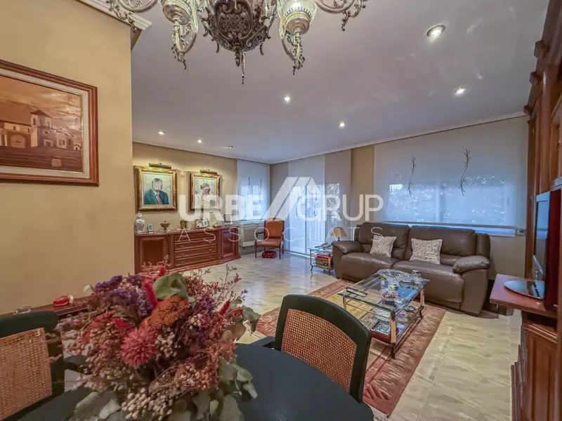 Elutuba - Detached Corner House with Multiple Terraces in Martorell