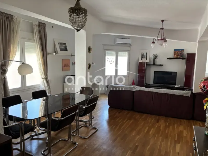 Soggiorno - Corner Flat with Large Windows in San Juan