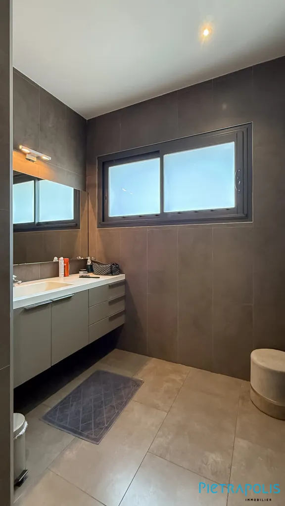 Salles de bain - Propriété Contemporaine avec Piscine à Écully