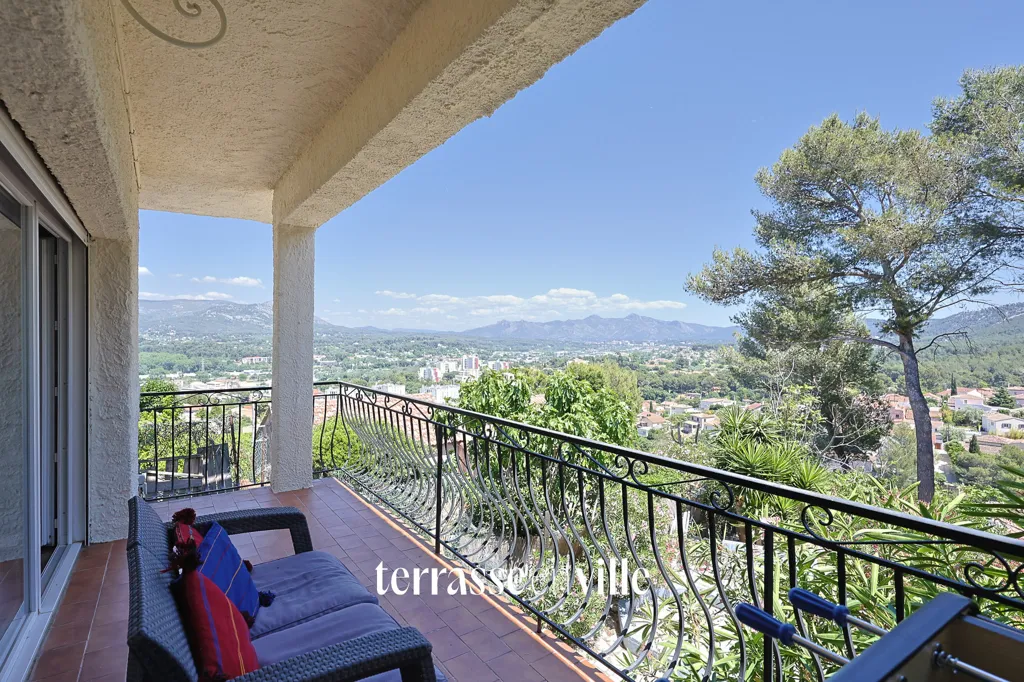 Rõdu - House with Garden and Views in La Millière