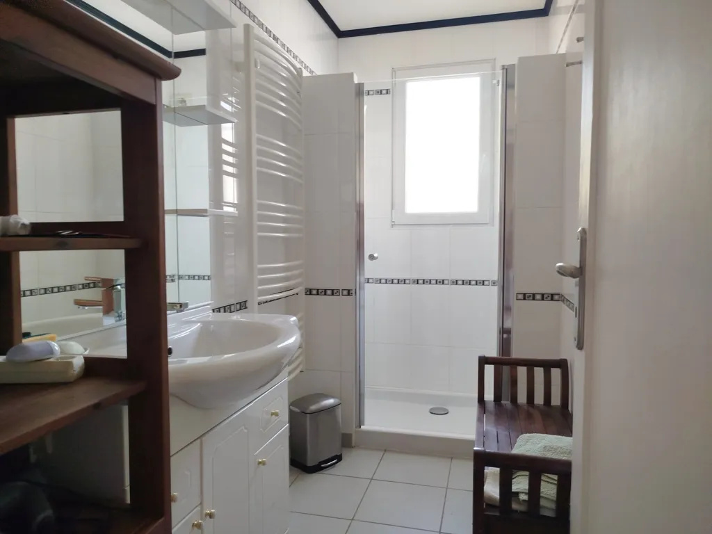 Bathrooms - Family House with Pool in Quiet Area