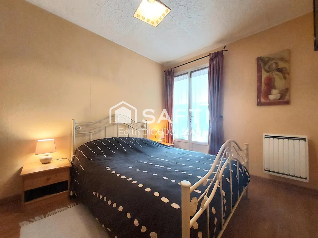 Bedrooms - House with Heated Veranda in Saint-Vincent-sur-Graon