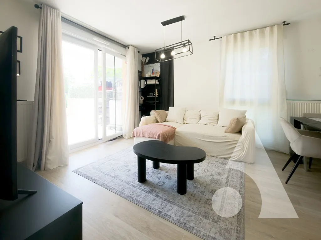 Living Room - Flat with Large Terrace in Urban Area