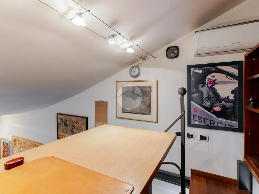 Bureau - Modern 2-Bedroom Flat with Balcony in Milan