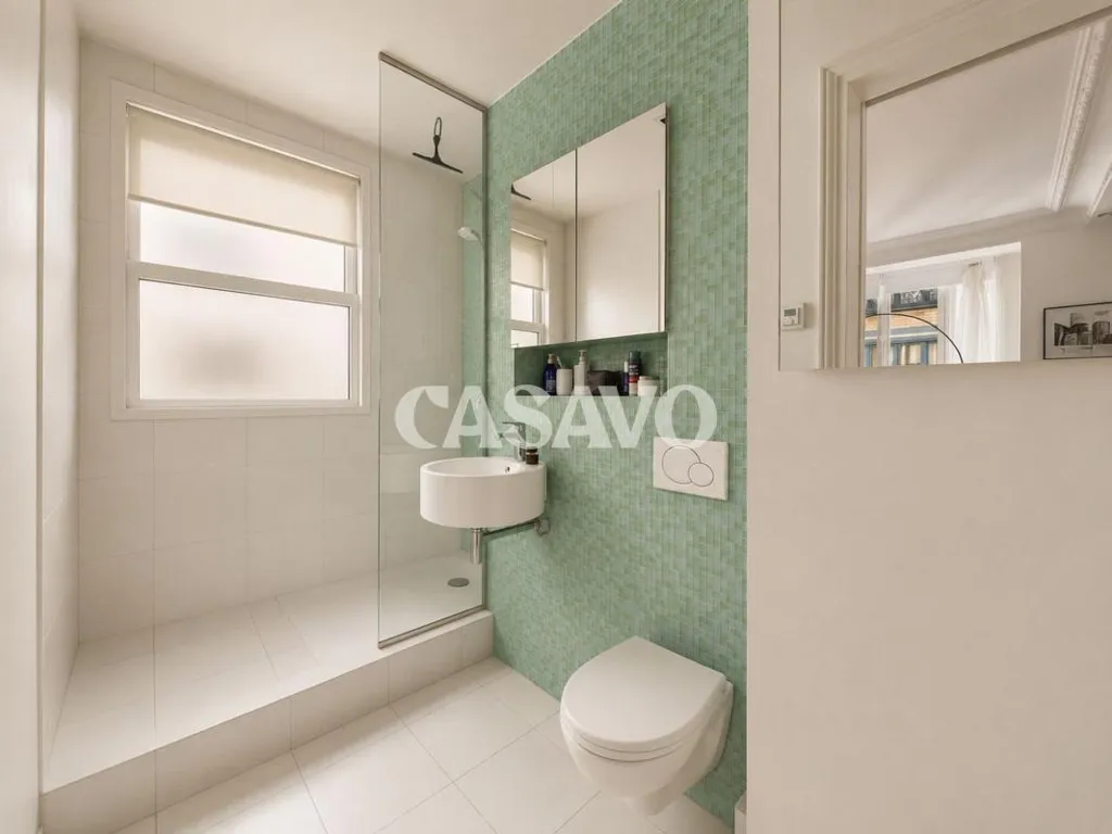 Salles de bain - Appartement Rénové avec Triple Orientation au 7ème Arrondissement