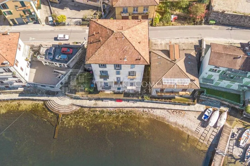Vue aérienne - Lakefront Building for Renovation in Lezzeno