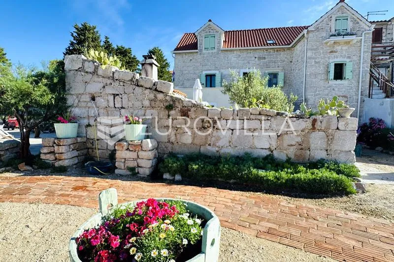 Giardino - Partially Renovated Stone House, Seafront in Prvić Luka