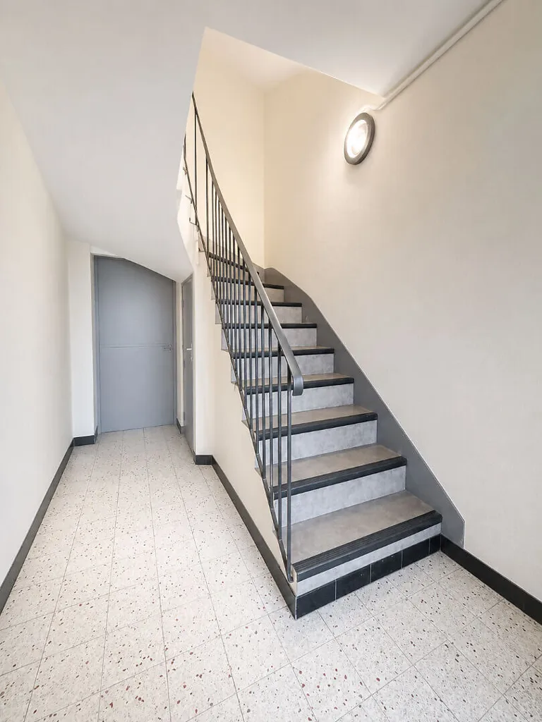 Pièces - Appartement Rénové avec Balcon à Orléans