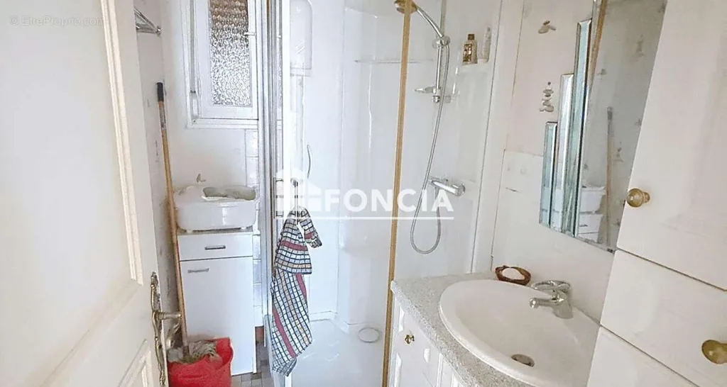 Salles de bain - Pavillon T5 avec Sous-Sol à Athis