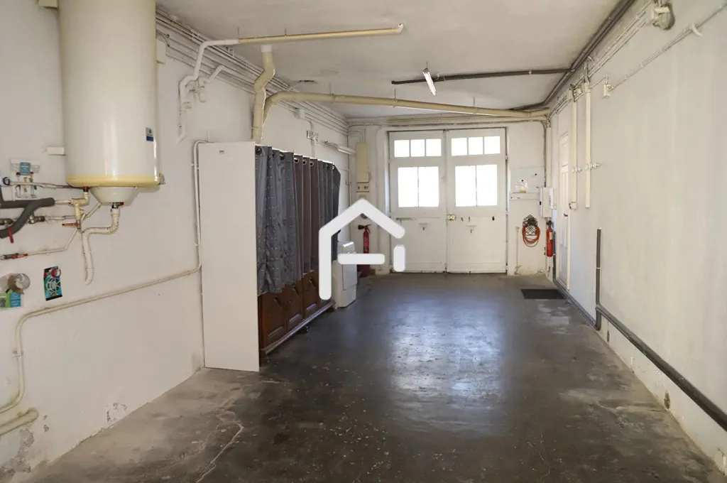 Garage - Ensemble Immobilier avec Grand Garage à Proximité du Centre