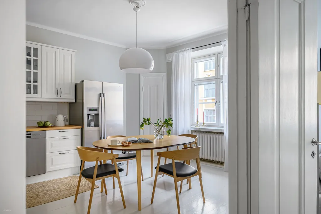 Salle à manger - Bright Apartment with High Ceilings in Etu-Töölö